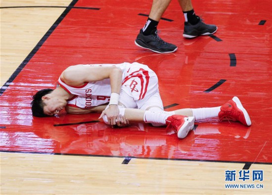 （体育）（2）篮球——NBA季前赛：周琦受伤退场
