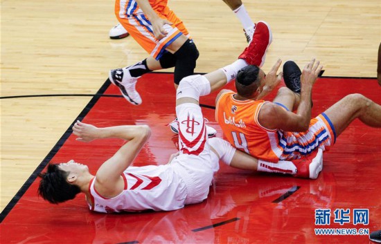 （体育）（1）篮球——NBA季前赛：周琦受伤退场
