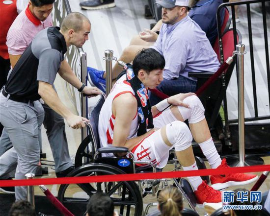 （体育）（5）篮球——NBA季前赛：周琦受伤退场