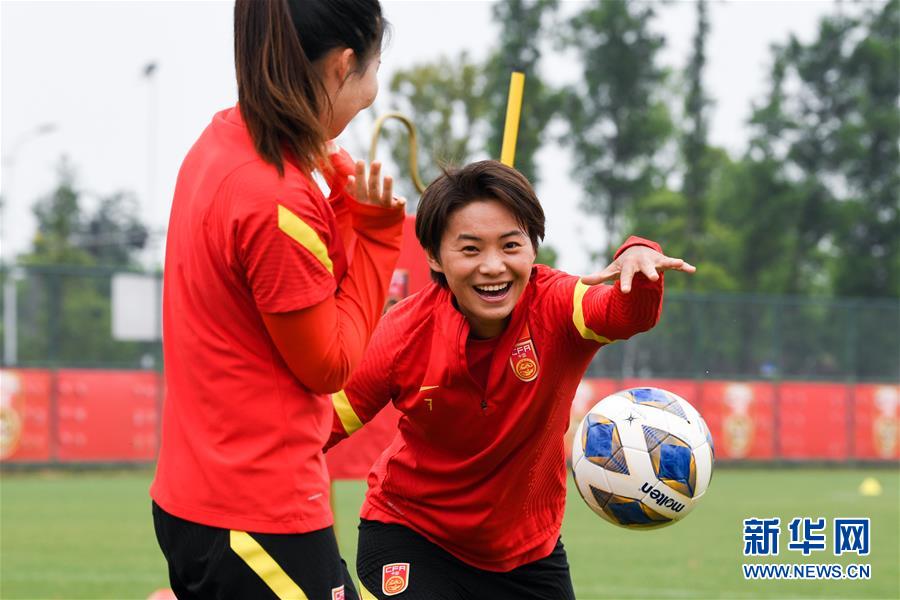 （体育）（3）足球——中国女足举行公开训练课