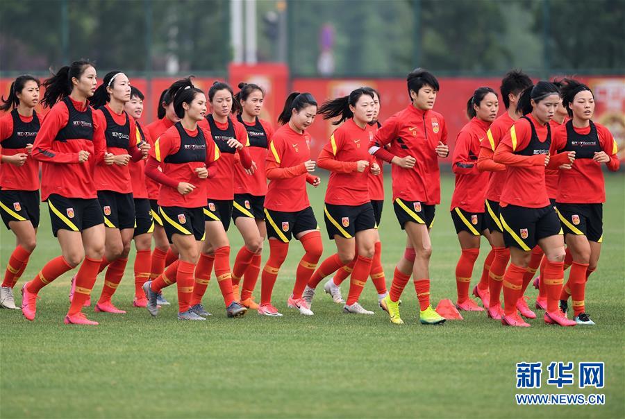 （体育）（1）足球——中国女足举行公开训练课
