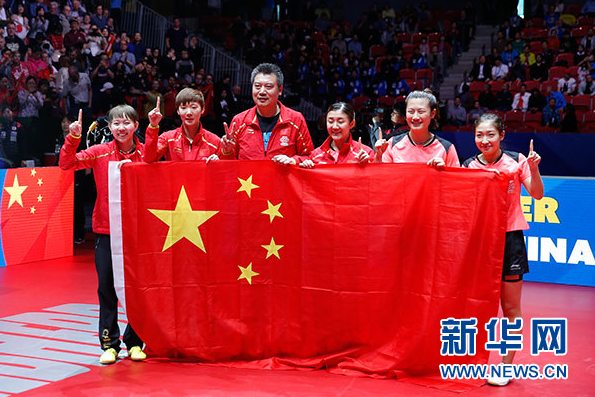 5月5日，中国队队员和教练李隼(左三)庆祝夺冠
