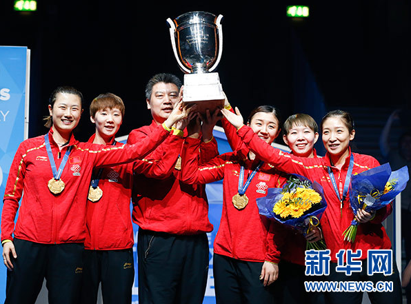 5月5日，中国队队员和教练李隼(左三)在颁奖仪式上捧起冠军奖杯——考比伦杯