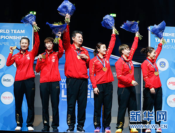 5月5日，中国队队员和教练李隼(左三)在颁奖仪式上庆祝